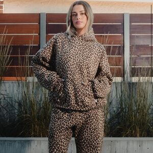Akimbo Club 
HOODIE - LEOPARD